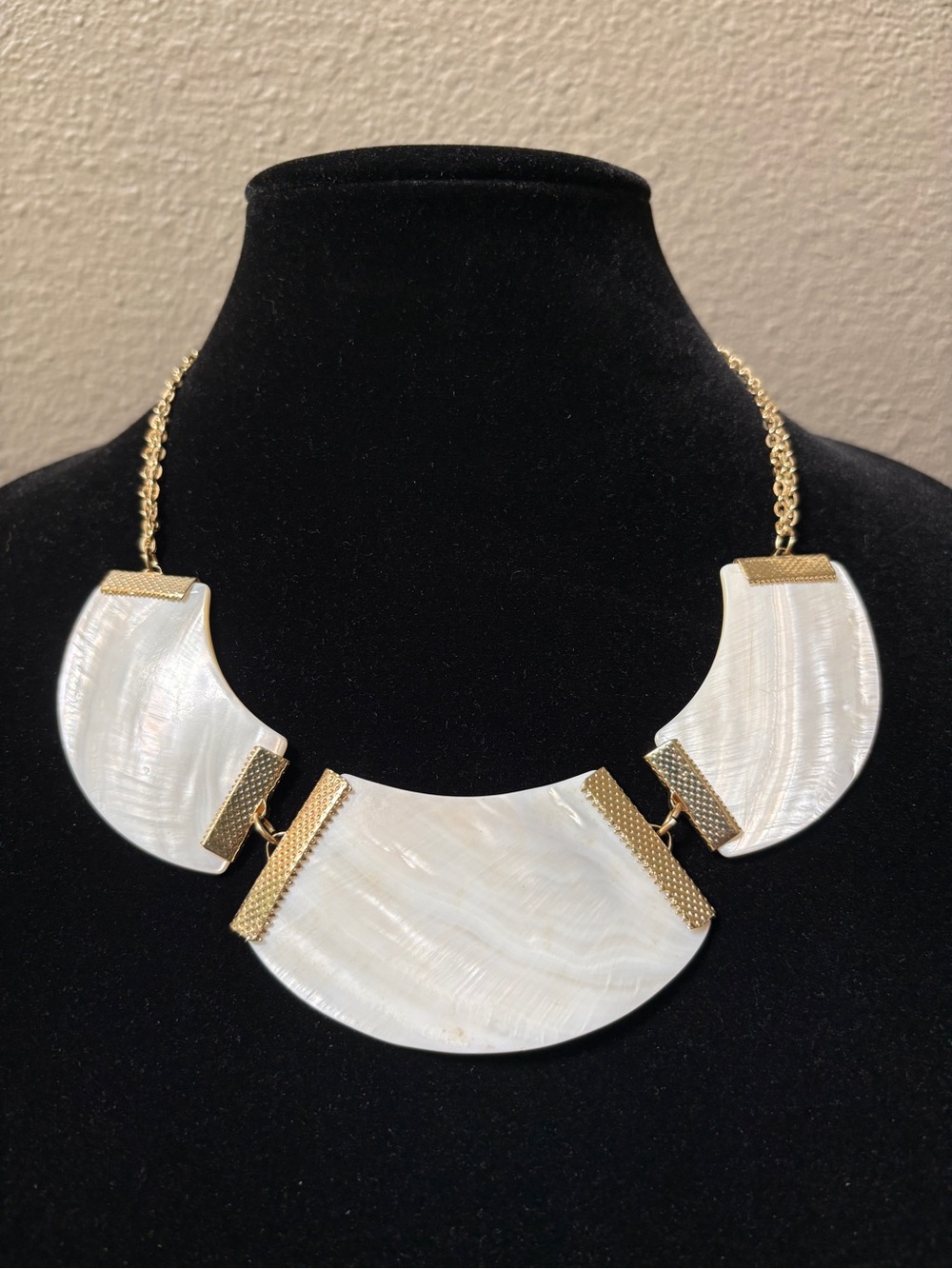 Mother-of-Pearl White Sea Shell Necklace - Picture 1 of 10